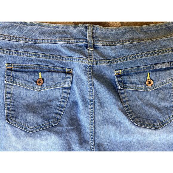 Vintage Bandolino Lightwash Denim Bermuda Shorts with Yellow and Tan Stitching - Picture 5 of 8